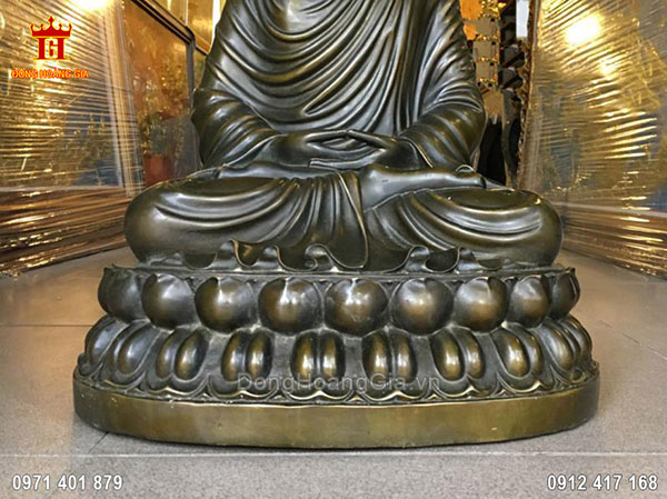 Đài hoa sen Đức Phật ngồi được các nghệ nhân chạm khắc vô cùng tỉ mỉ và sắc nét